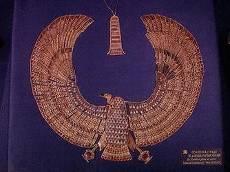 Collier en forme de déesse vautour Nekhbet, de la tombe de Toutankhamon (c.1370-52 av. J.-C.) Nouveau Royaume