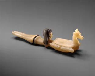 Cuillère cosmétique en forme de femme nageant tenant un plat, vers 1390-1352 av. J.-C.
