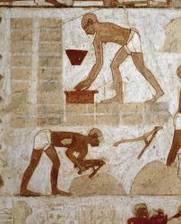 Des artisans posent des briques et construisent des pylônes ...