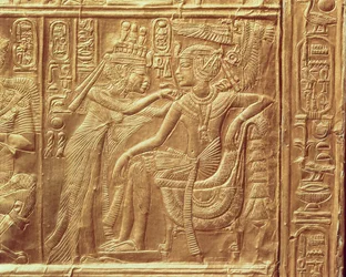 Détail du petit sanctuaire de Toutankhamon représentant la reine attachant un collier autour du cou du roi, Nouvel Empire, c.1340 av. J.-C. (doré)
