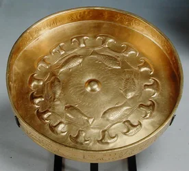 Plat appartenant au général Thuty ou Djehwty décoré de poissons et de fleurs, Nouvel Empire, c.1479-1425