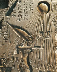 Égypte, Tell el-Amarna, Bas-relief représentant Amenhotep IV (Pharaon Akhenaton, vers 1360-1342) adorant le disque solaire, dix-huitième dynastie, Nouvel Empire
