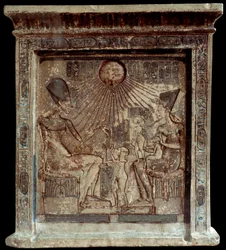Reine égyptienne Néfertiti avec le pharaon Amenophis IV et leurs enfants. Bas-relief