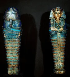 Antiquité égyptienne : sarcophage en or ciselé utilisé pour contenir les viscères du défunt. Du trésor de Toutânkhamon (1345-1327 av. J.-C.) XVIIIe dynastie. Trouvé dans la Vallée des Rois, Thèbes. 1342 av. J.-C. Le Caire, Musée égyptien