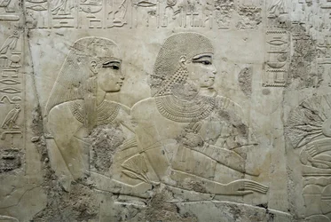 Antiquité égyptienne : bas-relief représentant les invités d