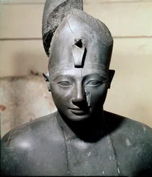 Antiquité égyptienne : buste en basalte du pharaon Thoutmôsis III (vers 1504-1450 av. J.-C.) XVIIIe dynastie. De Karnak. Le Caire, Musée égyptien