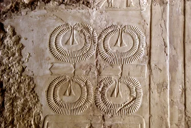 Antiquité égyptienne: offrandes de colliers "shebiou", décorations honorifiques. Tombe de Kherouef