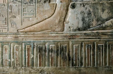 Antiquité égyptienne : relief représentant le pied du scribe quittant la tombe et la frise du palais de la tombe de Kha em Het (Khaemhat) inspecteur des greniers et scribe à la cour d