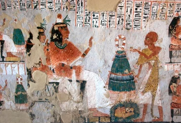 Antiquité égyptienne : représentation de Roy et de sa femme Nebtawy face à un grand prêtre (Tombe de Roy, TT255, 18e dynastie, Rive Ouest de Louxor, Égypte)