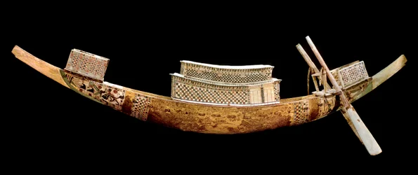 Antiquité égyptienne : bateau royal : il représente le voyage du défunt vers l