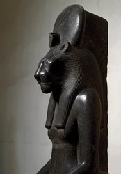 Antiquité égyptienne : la déesse lionne Sekhmet couronnée du disque solaire. Statue en granit noir. 1540-1295 av. J.-C. H. 210 cm, Turin, Musée égyptien