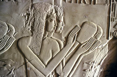 Antiquité égyptienne : jeunes filles faisant des offrandes. Tombe de Kherouef (TT192) (18e dynastie)