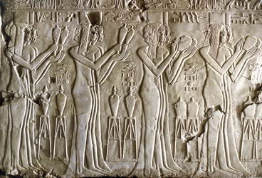 Antiquité égyptienne : jeunes filles faisant des offrandes. Tombe de Kherouef (TT192) (18ème dynastie)