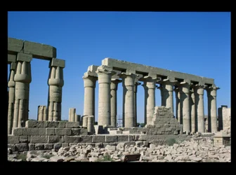 Vue extérieure du sud de la colonnade d