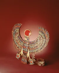 Pectoral en forme de faucon, provenant de la tombe de Toutânkhamon, Nouvel Empire (or incrusté de lapis-lazuli, turquoise, cornaline et verre)