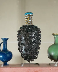 Flacon. Ces récipients étaient fabriqués en immergeant une matrice dans du verre fondu ...