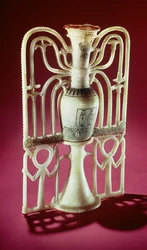 Pot à onguent floral, de la tombe de Toutankhamon (vers 1370-1352 av. J.-C.) Nouvel Empire