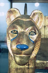 Tête de lit funéraire en forme de lion, de la tombe de Toutankhamon (vers 1370-1352 av. J.-C.) Nouvel Empire