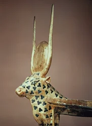 Tête de lit funéraire en forme de vache sacrée, de la tombe de Toutankhamon
