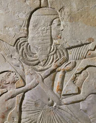 Horemheb avec des enfants et des fonctionnaires (relief)