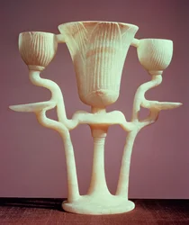 Lampe en forme de trois fleurs de lotus, de la tombe de Toutankhamon