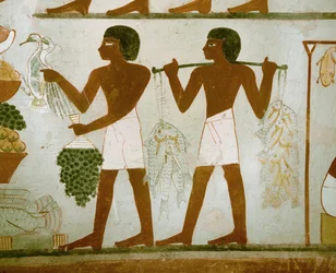 Hommes portant des fruits et de la nourriture pour les défunts