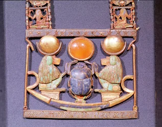 Collier du Soleil Levant, de la tombe de Toutankhamon (vers 1370-52 av. J.-C.) Nouveau Royaume (détail)