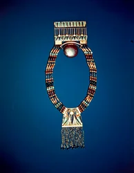 Collier avec pectoral lunaire, provenant de la tombe de Toutânkhamon, Nouvel Empire (électrum, feldspath, lapis-lazuli et perles d