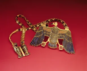 Collier avec pendentif en vautour, tiré de la tombe de Toutankhamon (vers 1370-1352 av. J.-C.) Nouveau Royaume