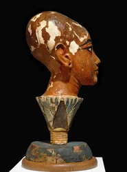 Buste peint du jeune pharaon Toutankhamon avec base en forme de feuille de lotus (sculpture)