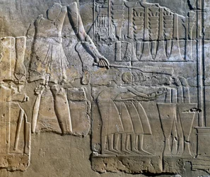 Prêtre supervisant le travail des femmes, relief mural, colonnade du temple d
