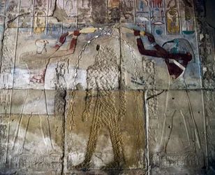 Reine Hatchepsout entre le dieu Horus et le dieu Thot, relief peint, salle de la Chapelle Rouge de Hatchepsout, complexe du temple de Karnak (Liste du patrimoine mondial de l