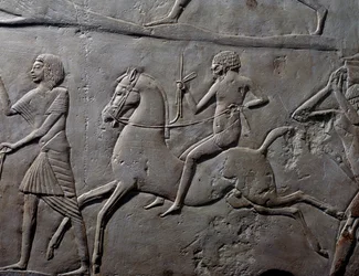 Course de relais à cheval, détail de relief mural représentant un camp militaire de soldats, calcaire, de la tombe memphite de Horemheb à Saqqarah, Civilisation égyptienne, Nouvel Empire, XVIIIe dynastie