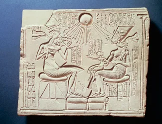 Relief représentant le roi Amenhotep IV (Akhenaton), sa femme Néfertiti et leurs enfants sous les rayons du dieu soleil Aton