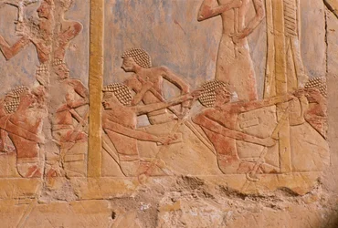 Relief représentant des hommes ramant sur un bateau (détail)
