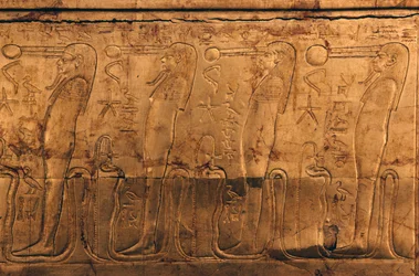 Relief sur un coffret en bois doré, Trésor de Toutankhamon