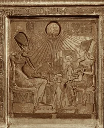 La vie de famille royale : Pharaon Aménophis IVAkhnaton, la reine Néfertiti et ses trois filles, en train d