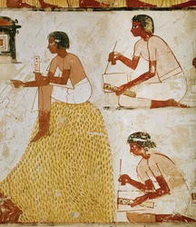 Des scribes avec des plumes de roseau et des feuilles de papyrus mesurent et enregistrent les récoltes.