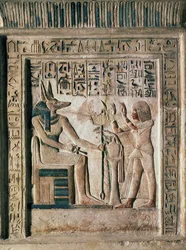 Stèle du scribe royal Ipi, représentant le défunt devant Anubis, milieu du 14ème siècle av. J.-C.