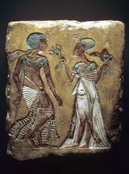 Promenade dans le jardin, relief représentant Toutânkhamon et son épouse Ânkhésenamon, Nouvel Empire, vers 1330 av. J.-C.