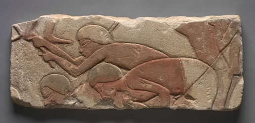 Talatat : Hommes bêchant la terre, vers 1353-1347 av. J.-C. (grès peint)