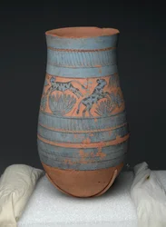 Vase en forme de larme avec des motifs peints de jeunes filles, vaches et plantes des marais, Nouvel Empire, vers 1390-1353 av. J.-C.