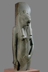 La déesse Sekhmet tenant un sceptre en forme de tige de papyrus...