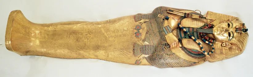 Le cercueil le plus intérieur du roi, provenant de la tombe de Toutânkhamon (vers 1370-1352 av. J.-C.), Nouvel Empire, or incrusté de pierres semi-précieuses