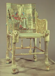 Le trône de Toutânkhamon, vers 1370-52 av. J.-C., Nouvel Empire, bois plaqué or incrusté de pierres semi-précieuses