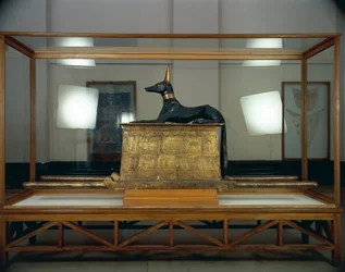 Trésor de Toutankhamon, statue en bois du dieu chacal Anubis sur un coffre doré du Nouvel Empire