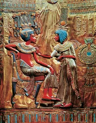 Toutankhamon et son épouse Ankhesenamon protégés par le disque solaire sur le trône, du Trésor de Toutankhamon