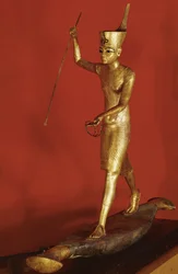Tutenkhamon debout sur un bateau plat et lançant un harpon (bois guilloché)