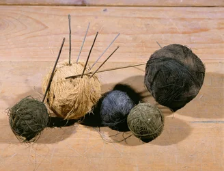 Pelotes de laine avec aiguilles à tricoter ...