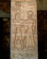 Art égyptien ancien : bas-relief sur la colonne du temple de Sethi I (Sety ou Seti I)